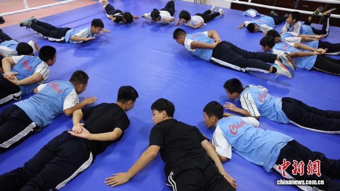 src, 学生戴拳击, 每天约用半